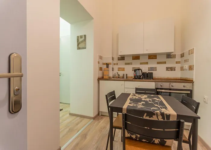 Downtown Flat In Budapest, Mona דירה